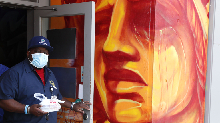 Covid-19: 1.225 νέοι θάνατοι και περισσότερα από 76.500 νέα κρούσματα στις ΗΠΑ