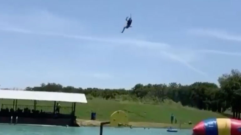 Ένα παιδί κάνει βουτιά στο νερό