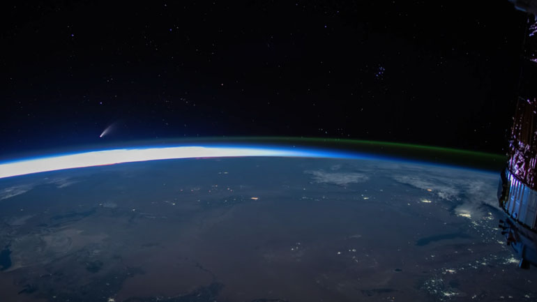 Ο κομήτης Neowise όπως φαίνεται από τον Διεθνή Διαστημικό Σταθμό