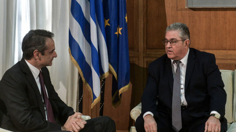 Σε εξέλιξη η συνάντηση Μητσοτάκη-Κουτσούμπα