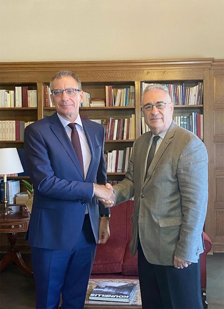 Ο πρόεδρος του Ελληνικού Ιδρύματος Πολιτισμού, κ. Νίκος Α. Κούκης (α) και ο πρόεδρος της Ένωσης Σεναριογράφων Ελλάδος, κ. Αλέξανδρος Κακαβάς (δ).