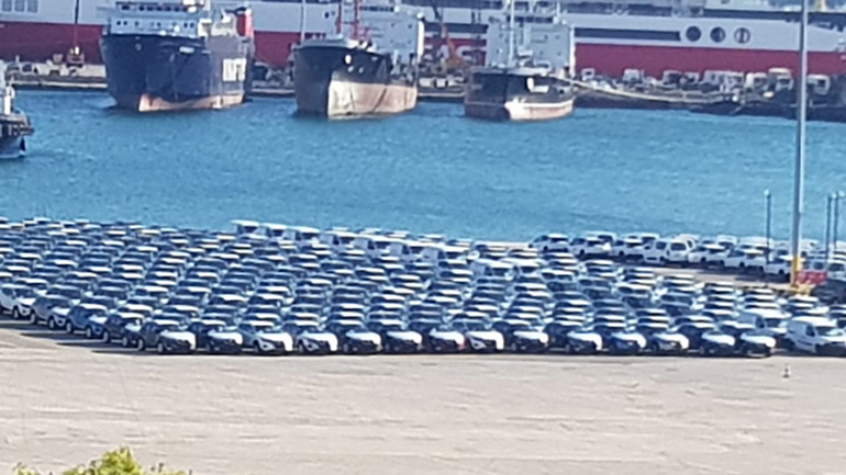 Δείτε τον τρόπο με τον οποίο τοποθετούνται τα οχήματα το ένα πίσω από το άλλο...