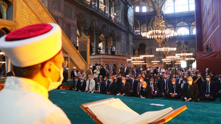 «Προσβολή στον Κεμάλ το κήρυγμα που ακούστηκε στην Αγία Σοφία», γράφει η Cumhuriyet