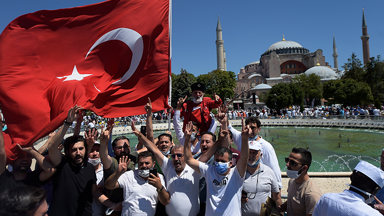 “Ας θυμηθούν τι έπαθαν στο Αιγαίο όσοι δεν σεβάστηκαν τη σημαία μας”