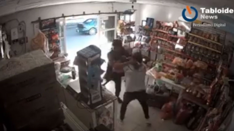 Άρπραξε τον κλέφτη και τον έβγαλε έξω σηκωτό