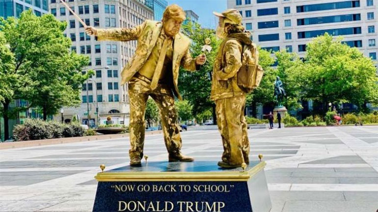 Χρυσά «αγάλματα» απαθανατίζουν τις χειρότερες εφετινές στιγμές του Τραμπ