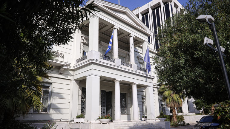 Το ΥΠΕΞ καταδικάζει κάθε ενέργεια προσβολής εθνικού συμβόλου