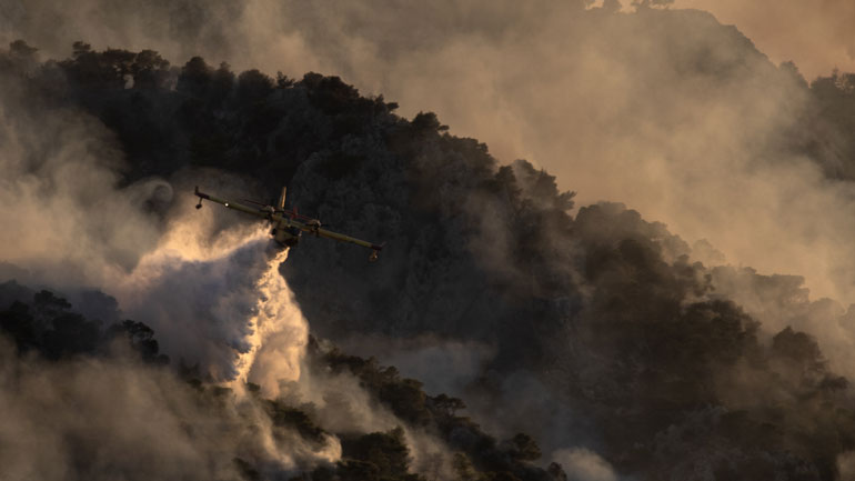 Εκατοντάδες πυροσβέστες δίνουν μάχη για την κατάσβεση μεγάλης πυρκαγιάς στα κεντρικά της Πορτογαλίας