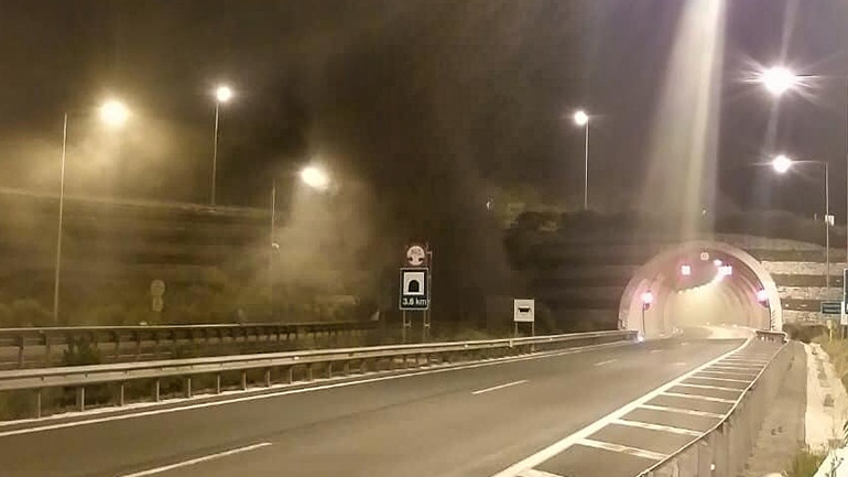 Εγνατία Οδός: Φωτιά σε αυτοκίνητο μέσα στη σήραγγα Μετσόβου Εγνατία Οδός: Φωτιά σε αυτοκίνητο μέσα στη σήραγγα Μετσόβου