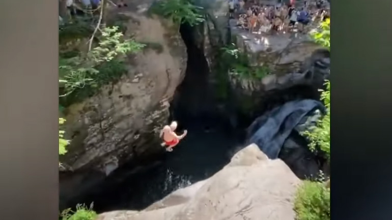 Ένας 73χρονος πηδά από βράχο ύψους 15 μέτρων