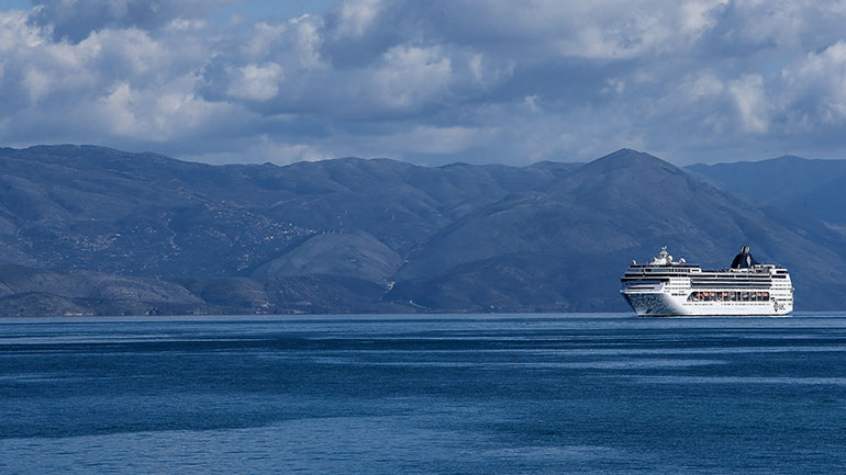 Έτοιμη η Ελλάδα να υποδεχθεί την κρουαζιέρα, αν και τα αυξημένα υγειονομικά μέτρα αποθαρρύνουν τις εταιρείες
