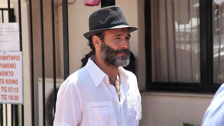 Ο Θανάσης Ευθυμιάδης ποζάρει γυμνός στην παραλία