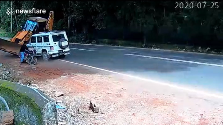 Μοτοσικλετιστής σώζεται από ένα SUV