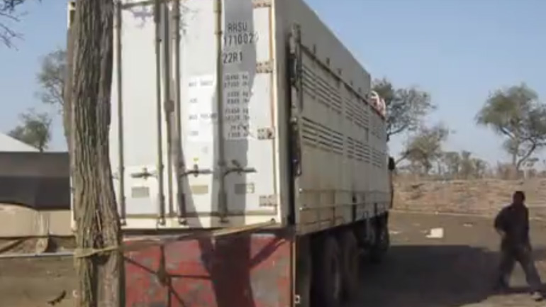 Πώς ξεφορτώνουν τα εμπορευματοκιβώτια στο νότιο Σουδάν
