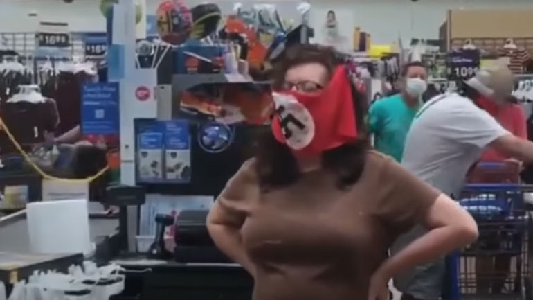 Πήγαν να ψωνίσουν φορώντας μάσκα με… σβάστικα