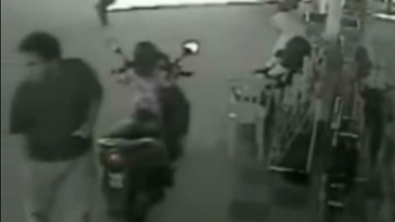 Ένα παιδί μόνο του πάνω σε ένα σκούτερ