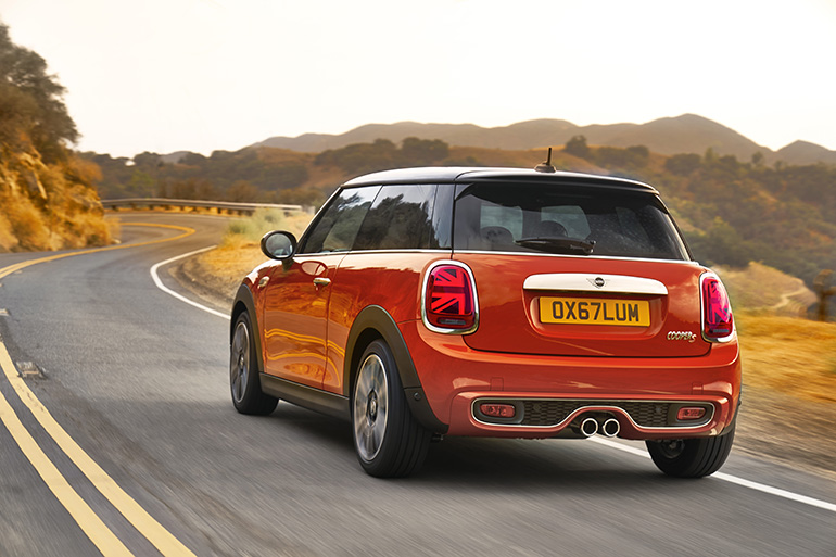 H γκάμα της MINI περιλαμβάνει από τρίθυρες μέχρι πεντάθυρες και ηλεκτρικές εκδόσεις...