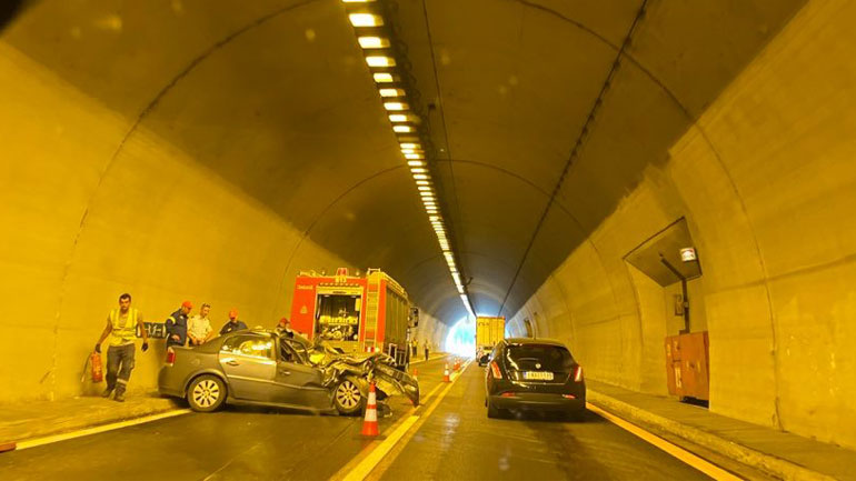 Ουρές οχημάτων από σοβαρό τροχαίο σε τούνελ στην Εγνατία, στο δρόμο Βέροιας – Κοζάνης