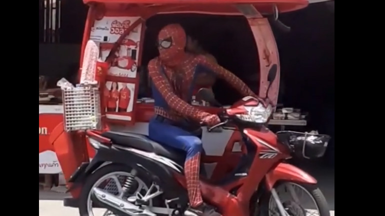 O Spiderman πουλάει παγωτό