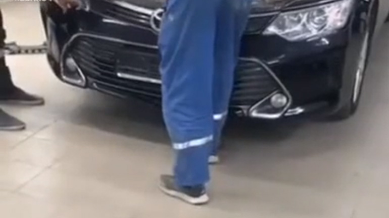 Λαγός τρύπωσε σε κινητήρα