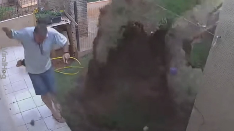 Ανατίναξε κατά λάθος την αυλή του