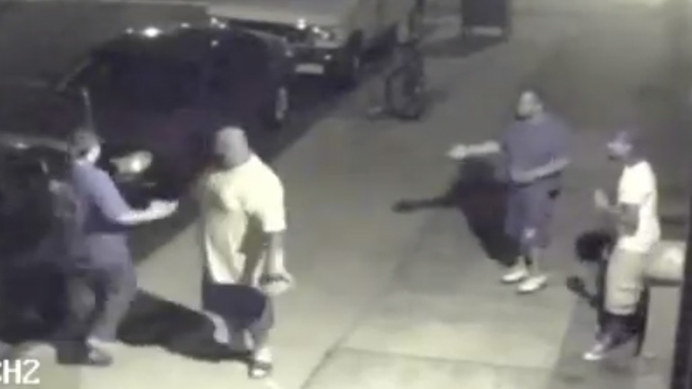 Κλέβοντας ποδήλατο δεμένο σε ένα δέντρο