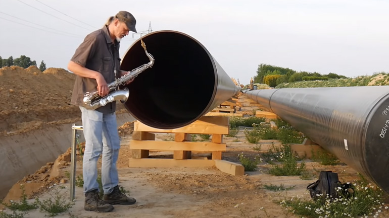 Παίζει σαξόφωνο δίπλα σε αγωγό