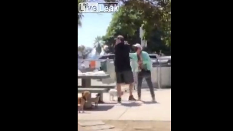 Τους είδε να τρώνε χωρίς μάσκα και έγινε… έξαλλη