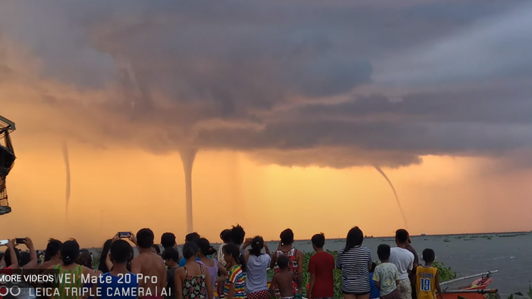 Υδροστρόβιλοι με φόντο το ηλιοβασίλεμα