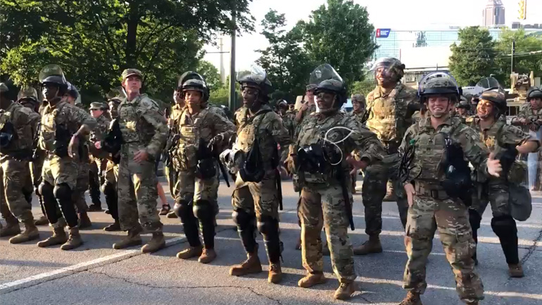 Η Εθνική Φρουρά χορεύει Μακαρένα