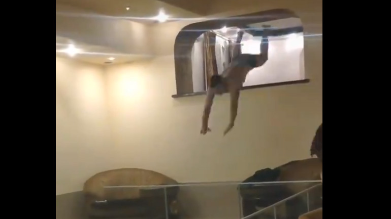 Βουτιά σε μια εσωτερική πισίνα