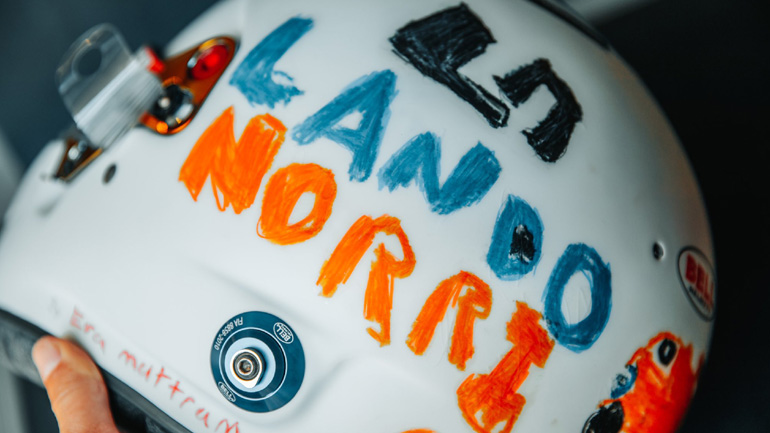 Ένα παιδί 6 χρονών σχεδίασε το κράνος του Norris