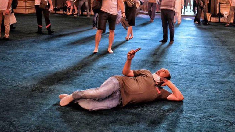 Ασέβεια στην Αγία Σοφία – Τούρκος ξάπλωσε στο τιρκουάζ χαλί και έβγαζε selfie