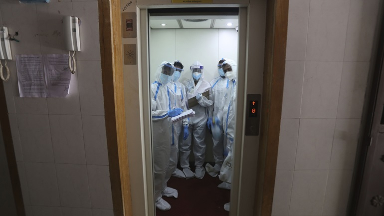 Covid-19: Ο κίνδυνος μόλυνσης είναι σχεδόν 3,5 φορές μεγαλύτερος για το ιατρονοσηλευτικό προσωπικό