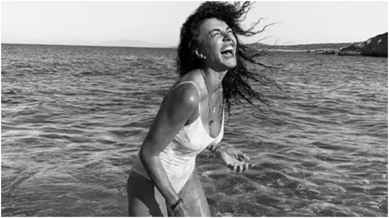 Μαρία Σολωμού: Δείτε πώς περνάει στην Πάρο μαζί με τις φίλες της!