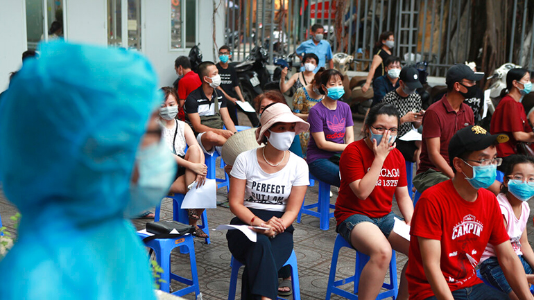 Βιετνάμ: Διαγνωστικά τεστ σε ολόκληρο τον πληθυσμό μίας πόλης καθώς τα κρούσματα εξαπλώνονται