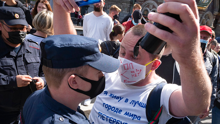 Ρωσία: Διαδήλωση κατά της σύλληψης του δημοφιλούς πολιτικού τον οποίο η Μόσχα κατηγορεί για δολοφονίες