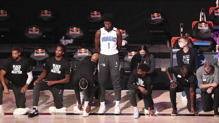 NBA: Ο Άιζακ στάθηκε όρθιος στην ανάκρουση του εθνικού ύμνου των ΗΠΑ