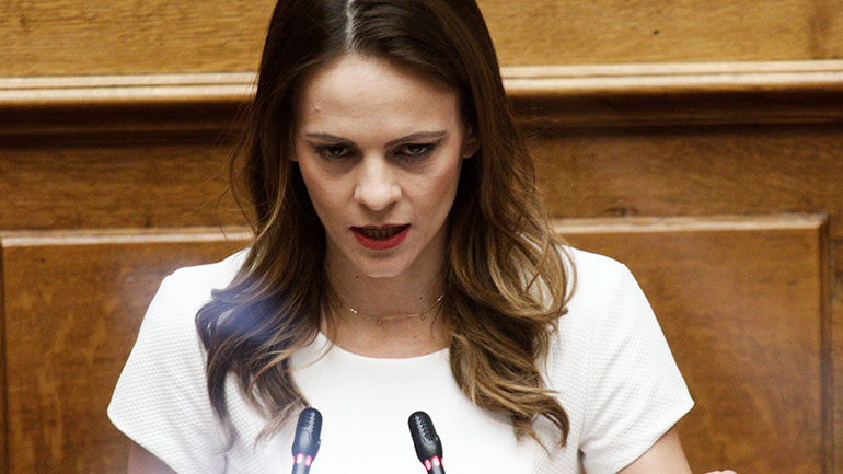 Έ. Αχτσιόγλου: Αυταρχική και αλαζονική η απόφαση Μητσοτάκη για τα αναδρομικά