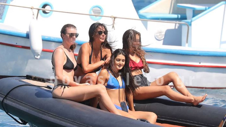 Εύη Βατίδου: Διακοπές στο νησί των ανέμων με την κόρη της