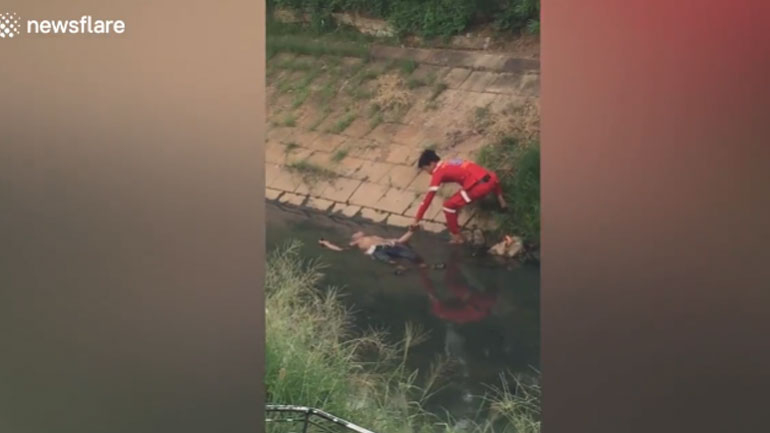 Νόμιζαν ότι πνίγηκε και πήγαν να τον σώσουν, όμως…