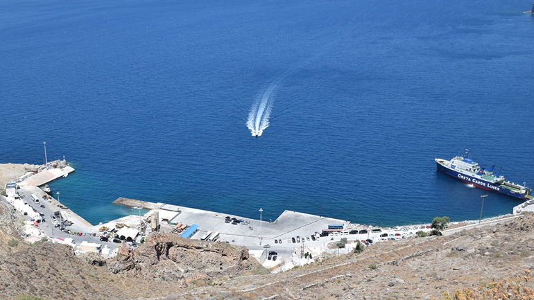 Σαντορίνη: Σε εξέλιξη οι εργασίες ανακατασκευής του λιμένα στον Αθηνιό