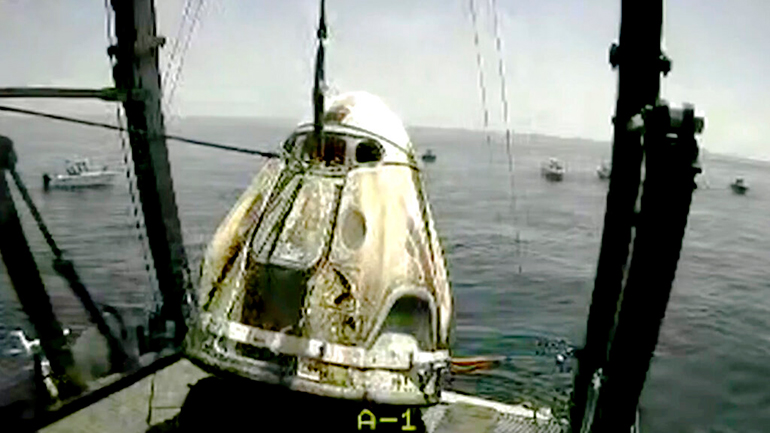 Η κάψουλα της SpaceX επέστρεψε στη Γη