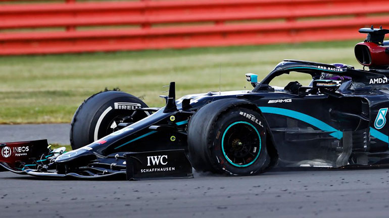 Κέρδισε με κλαταρισμένο ελαστικό ο Hamilton