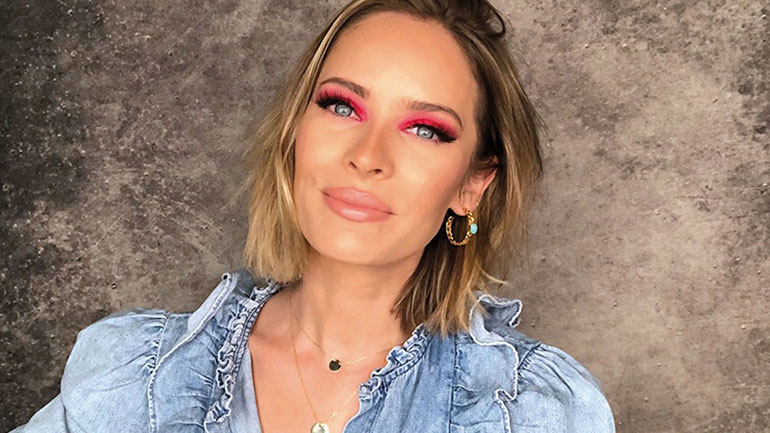 Anita Brand: Μόλις έκανε την πρώτη της βόλτα με τον νεογέννητο γιο της!