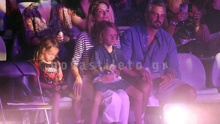 H Σοφία Καρβέλα και ο Θανάσης Πανουργιάς με τους γιους τους στη συναυλία της Άννας Βίσση