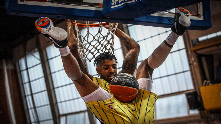 Μπάσκετ: Παρέμεινε στο Λαύριο ο Ντέιβις