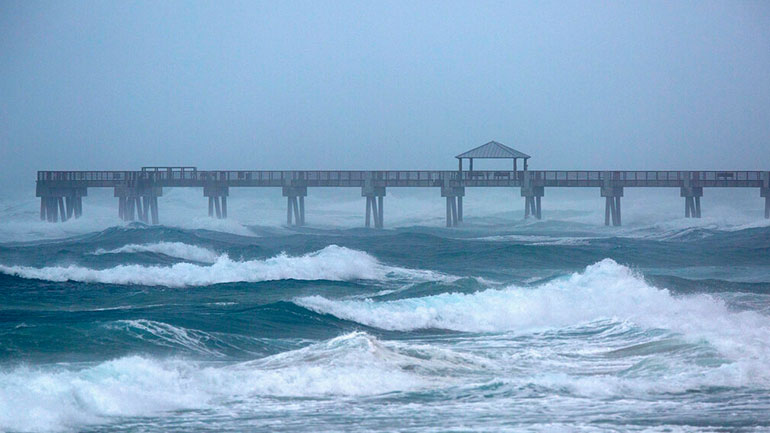 ΗΠΑ: Η τροπική καταιγίδα Ησαΐας αναμένεται να έχει την ισχύ του τυφώνα τις επόμενες ώρες ΗΠΑ: Η τροπική καταιγίδα Ησαΐας αναμένεται να έχει την ισχύ του τυφώνα τις επόμενες ώρες