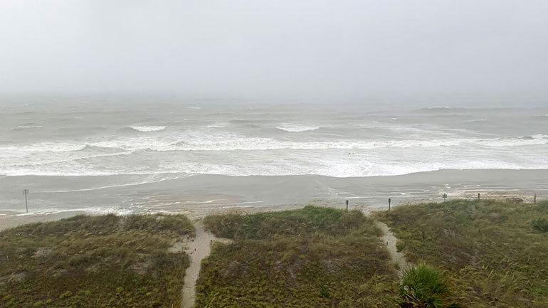 ΗΠΑ: Ο τυφώνας Ησαΐας έφθασε στη Βόρεια Καρολίνα