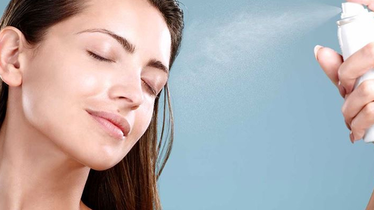 Face mist: Πώς χρησιμοποιούμε το must have προϊόν του καλοκαιριού